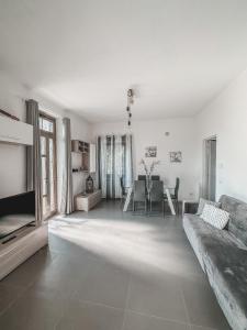 a living room with a couch and a table at Casa con giardino, La casa di Sophie, Arona in Arona