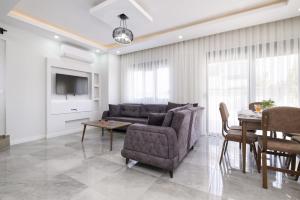 - un salon avec un canapé et une table dans l'établissement Secluded Villa with Private Pool in Antalya, à Antalya