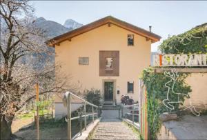 una pequeña casa con una escalera que conduce a ella en Foresteria B&B Vecchiascuola Pianazzola en Chiavenna