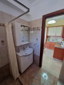 a small bathroom with a sink and a shower at Castle in Oitylo in Oítilon
