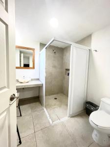 a bathroom with a shower and a toilet at Residencial Gran Palma in Acapulco