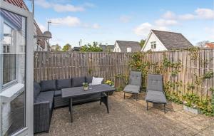 un patio con sofá, 2 sillas y una mesa en Stunning Home In Haderslev With Kitchen en Kelstrup