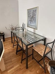una mesa de cristal y sillas en la sala de estar. en Spacious 82 m2 Two Bedroom classy apartment near City Center, en Tesalónica