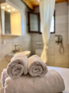 una pila de toallas en la parte superior de un baño en Casa Matina, GcollectionGr en Didyma