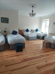 Habitación grande con 2 camas y sofá en The Courtyard Apartments, en Carrick on Shannon