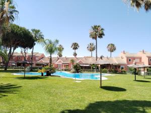 Bazén v ubytování Novo Sancti Petri, con piscina todo el año, La Mariposa by Chiclana Dreams nebo v jeho okolí