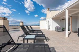 拉皮內達的住宿－Aimar Atico duplex Playa la Pineda Port Aventura，坐在屋顶上的一排椅子