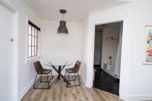 una sala da pranzo con un tavolo di vetro e due sedie di Atterdag Inn a Solvang