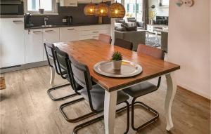 Hoge-Hexel的住宿－Buitengoed Het Lageveld，厨房里配有餐桌和椅子