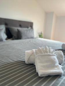 a bed with two towels sitting on top of it at Apartment Los Anđeles in Podstrana
