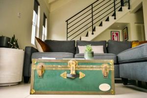 Area soggiorno di Choose To Be Happy at EI8HT! - Super Studios and Penthouse Apartment