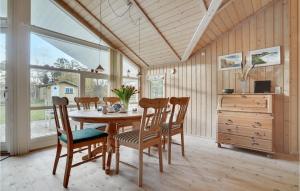 Fotografie z fotogalerie ubytování Cozy Home In Højby With Kitchen v destinaci Højby