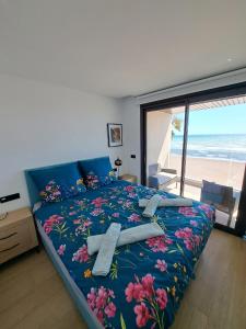 Ένα ή περισσότερα κρεβάτια σε δωμάτιο στο Luxury Apartment La Mata right by the sea
