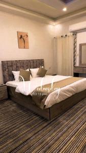 een slaapkamer met een groot bed in een kamer bij اوركيدا الشمال للشقق الفندقية in Al Mafraq