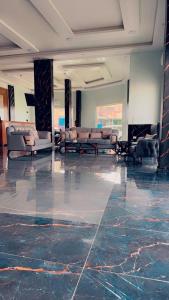 een lobby met banken en stoelen in een gebouw bij اوركيدا الشمال للشقق الفندقية in Al Mafraq