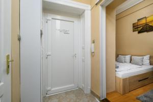 ブダペストにあるTravelers Apartmentの小さなベッドルーム(ベッド1台付)