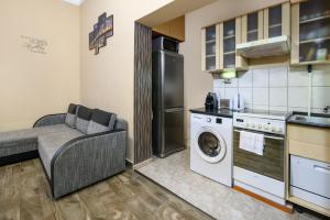 ブダペストにあるTravelers Apartmentの小さなキッチン(洗濯機、洗濯機付)
