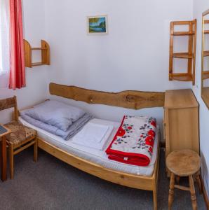 1 dormitorio con 1 cama, 1 mesa y 1 silla en Carynka, en Ustrzyki Górne