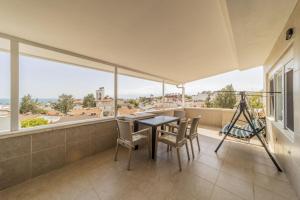 d'une salle à manger avec une table et des chaises sur un balcon. dans l'établissement Spacious and Central Apartment near Lara Beach in Muratpasa, Antalya, à Antalya