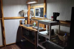 una cucina con lavandino e piano di lavoro di GLAMPING BAReKE AZUL2 a Santa Marta