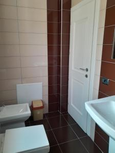 uma casa de banho com um WC e um lavatório em Villa 35 em Tirana