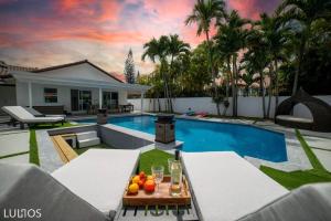 a backyard with a swimming pool and a villa at Entertainment Elegance - Miami Villa L33 in Tamiami