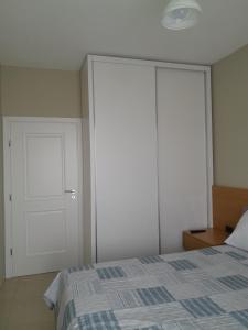 um quarto com uma cama e um grande armário em Villa 35 em Tirana