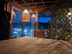 サンタ・マルタにあるGLAMPING BAReKE AZUL2のテーブルと景色を望む窓が備わる客室です。