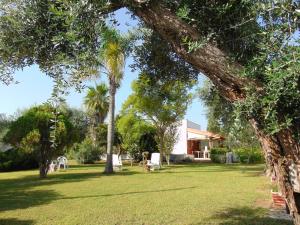 A garden outside Agriturismo Villa Tommaso