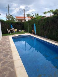 a large blue swimming pool in a yard at Villapolonia, casa 8 pax. piscina y aire ac. in Benicàssim