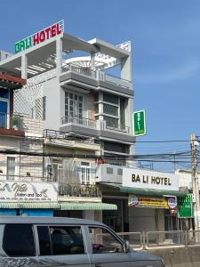 ein Auto steht vor einem Gebäude in der Unterkunft BALI HOTEL in Ấp An Bình