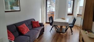- un salon avec un canapé et une table avec des chaises dans l'établissement Ottohof - Morgenrot, à Brennero