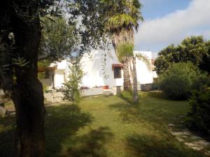 A garden outside Agriturismo Villa Tommaso