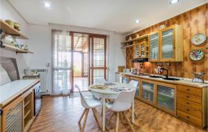 - une cuisine avec une table et des chaises dans la chambre dans l'établissement Lovely Home In Comiso With House A Panoramic View, à Comiso