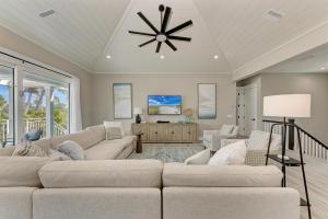 uma sala de estar com 2 sofás e uma ventoinha de tecto em Miller Time managed by Beach Retreats em Bradenton Beach