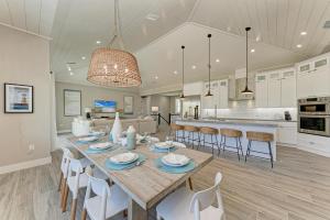 uma sala de jantar e cozinha com mesa e cadeiras em Miller Time managed by Beach Retreats em Bradenton Beach