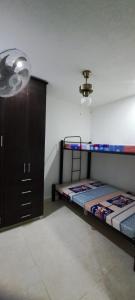 Tempat tidur susun dalam kamar di Condominio Balcones del country