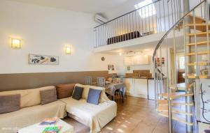 - un salon avec un canapé et un escalier dans l'établissement Chez Pierre à Porto-Vecchio, à Porto-Vecchio