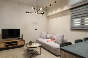sala de estar con sofá blanco y TV en Limani elegant apartments, en Suda