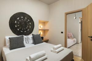 1 dormitorio con 1 cama con 2 toallas en Limani elegant apartments, en Suda