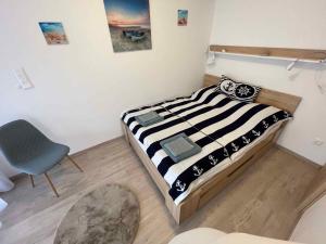 - une petite chambre avec un lit et une chaise dans l'établissement Apartment in Balatonlelle 44077, à Balatonlelle