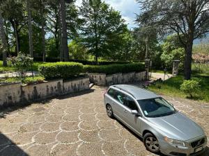 Srebrny samochód zaparkowany na parkingu w obiekcie VILLA OLGA w mieście Cese