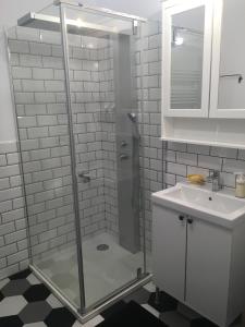 W łazience znajduje się prysznic i umywalka. w obiekcie Wodniak w Ostródzie