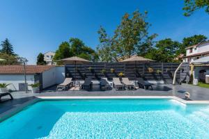Bazén v ubytovaní Apartments in Porec - Istrien 42535 alebo v jeho blízkosti