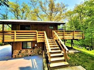 ein Haus mit einer Treppe, die hinauf führt in der Unterkunft Beachside-HotTub-Fireplace-Authentically Northern in Traverse City