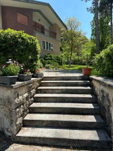 un conjunto de escalones de piedra que conducen a una casa en VILLA OLGA en Cese