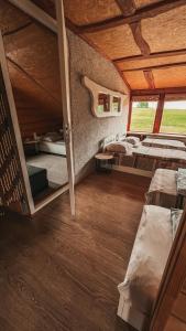 ein kleines Zimmer mit 2 Betten und einem Fenster in der Unterkunft Laukupės sodyba in Rokiškis