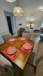 a wooden table with red napkins and plates on it at Departamento San Lorenzo in Posadas