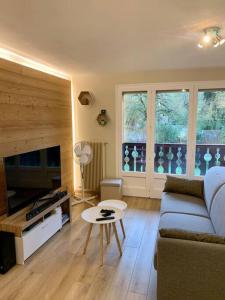 - un salon avec un canapé et une table dans l'établissement Samoëns Studio Cocooning centre, à Samoëns
