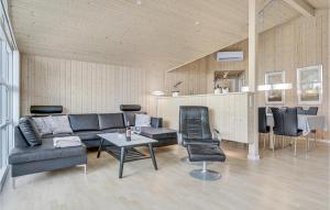 uma sala de estar com um sofá, uma mesa e cadeiras em Beautiful Home In Slagelse With Kitchen em Venemose